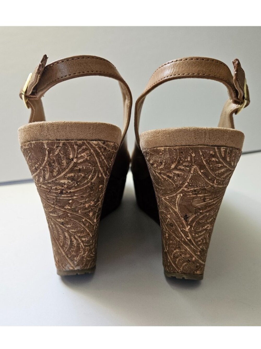 Women 7 1/2 Kenneth Cole Reaction 7 Pole- Arize Cognac emboss floral cork wedge - Picture 11 of 12